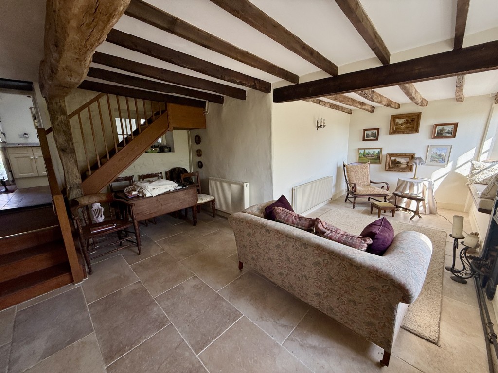 Lot: 90 - SPACIOUS COTTAGE WITH GARDENS FOR UPDATING - Open living dining room